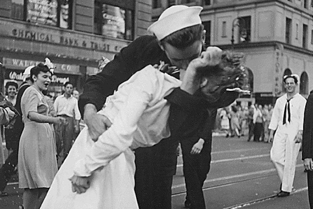  the iconic V-J Day sailor and ‘nurse’ smooch